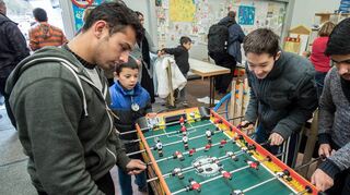 Wie erwartet kommen gerade im Herbst wieder mehr Asylbewerber nach Deutschland. Auch dem Main-Tauber-Kreis werden entsprechend des Königsteiner Schlüssels mehr in Baden-Württemberg ankommende Men-schen zugewiesen. „Obendrauf“, so Sozialdezernentin Elisabeth Krug, kämen noch die Flüchtlinge aus der Ukraine, Kontingentflüchtlinge, afghanische Ortskräfte und Spätaussiedler.
