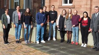 Ihren erfolgreichen Ausbildungsabschluss feierten zwölf Auszubildende und Studierende zusammen mit Landrat Dr. Achim Brötel, Geschäftsbereichsleiter Peter Fieger, Ausbildungsleiterin Lena Sienholz und Personalrätin Jessica Henn.
