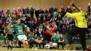 Letztmals trafen die HG Königshofen/Sachsenflur (beim Wurf Luca Bleckmann) und die HSG Dittigheim/TBB im Januar 2019 im Pokal aufeinander (Bild).