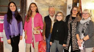 Vernissage in der „Alten Spenglerei“ mit einigen der ausstellenden Künstlerinnen und Galeriebetreiber Rudi Neugebauer.
