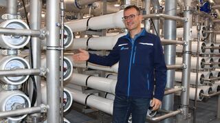 Klaus Seidenspinner, Geschäftsführer der Wasserversorgung Mittlere Tauber, vor der Niederdruck-Umkehrosmoseanlage, der eigentlichen Enthärtungseinrichtung, im Wasserwerk Dittigheim.