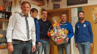 Dieter Heck wurde vom Vorstand des SV Rengershausen verabschiedet. Im Bild (von links) Achim Hügel, Sebastian Saffrich, Christoph Schmitt, Dieter Heck und Manuel Schmitt.