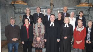 Als ständiger evangelischer Pfarrer auf der Bad Mergentheimer Pfarrstelle Süd wurde Christoph Rother in der Schlosskirche in sein Amt eingesetzt. Unser Bild zeigt ihn (vorne Mitte, links daneben seine Frau Johanna Rother-Mott, rechts von ihm Dekanin Renate Meixner) zusammen mit dem Kirchengemeinderat und den weiteren Beteiligten der Investitur.
