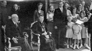 Ein Bild von einer Geburtstagsfeier von Alois Fürst zu Löwenstein-Wertheim-Rosenberg. Die Aufnahme stammt wohl aus dem Jahr 1951.