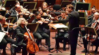 Toller Auftakt: Dirigent Alexander Soddy und Solist Steven Isserlis am Violoncello beim ersten Akademiekonzert.