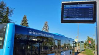 Alle Informationen in Echtzeit auf einen Blick: dynamische Fahrgastinformationsanzeiger (DFI) an den Bahnhöfen in der Region.