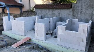 Am Dorfplatz in Altheim wird zur Zeit ein Gebäude mit sanitären Anlagen errichtet. Die Maßnahme wird im Hinblick auf das Ortsjubiläum umgesetzt und durch ein Projekt der Volksbank unterstützt.