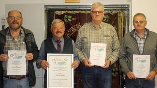 Ehrungen beim MGV Schloßau: Das Bild links zeigt das neue Ehrenmitglied Bernd Grünwald, den neuen Ehrenvorsitzenden Alfred Roos, den stellvertretenden Vorsitzenden Roland Baier, das neue Ehrenmitglied Reinhold Gornik (von links) – und das Bild rechts die Geehrten Egon Brech, Rainer Friedel sowie Edwin Grimm mit dem Vorsitzenden und Bürgermeister Dr. Rippberger.