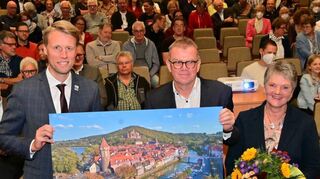 Edgar Beuchert (Mitte), Geschäftsführer der Stadtentwicklungsgesellschaft Wertheim, geht Ende Dezember in den Ruhestand. Bei einem Rückblick auf 20 Jahre Stadtsanierung in der Kernstadt überreichte OB Markus Herrera Torrez ihm als Dank ein kleines Geschenk und seiner Frau Andrea Beuchert Blumen.