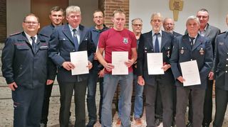 Die Freiwillige Feuerwehr Creglingen ehrte bei der Hauptversammlung zahlreiche Personen für 25-jährige und für 40-jährige Tätigkeit. Im Bild von links Kommandant Dieter Thomas, Armin Pfeffer, Rainer Blumenstock, Markus Döhler, Stefan Stier, Eugen Wolfarth, Gerd Hollenbach, Museumsleiter Walter Schnirch, Manfred Stein, Bürgermeister Uwe Hehn, Kreisjugendwart Jochen Herrschlein und stellvertretender Kreisbrandmeister Jürgen Friedel.