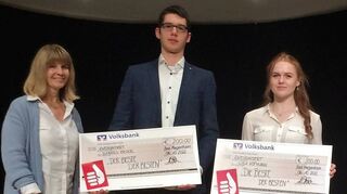 Ehrung der „Besten der Besten“: (von links) Silvia Braun, Hannes Beyer (Kraftfahrzeugmechatroniker) und Lisa Hofmann (Zerspanungsmechanikerin) sowie Helga Schmitt.