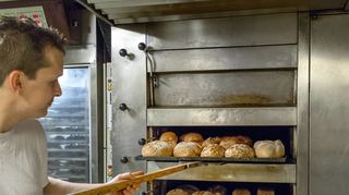 Konkurrenz durch Discounter, Preissteigerungen und Lieferengpässe – das alles setzt dem traditionellen Bäckerhandwerk zu.