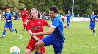 Der TSV Assamstadt (rote Trikots) hatte während der gesamten Spielzeit große Mühe, die schnellen Angriffe des VfB Reicholzheim zu unterbinden. Der 2:0-Sieg des neuen Tabellenführers war am Ende absolut verdient.