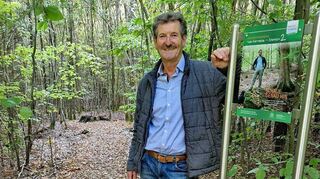 Walter Frank vom Heimat- und Kulturverein an einer der Waldbaden-Stationen im „Stückig“, die zum Innehalten aufrufen.