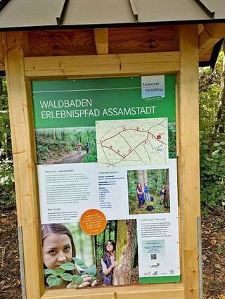 Unterhalb der Dolinenhütte macht diese Tafel auf den Pfad aufmerksam.