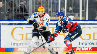 Fabrizio Pilu von den Adlern Mannheim im Zweikampf mit Jan Urbas von den Fischtown Pinguins Bremerhaven während des Spiels im Oktober in der SAP Arena.