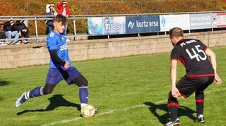 Die SV Viktoria Wertheim (blaue Trikots) setzte sich im Derby gegen den FC Eichel II mit 3:2 durch und ist jetzt Tabellenführer der Kreisklasse B TBB.