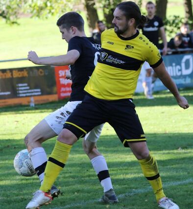 Die Spvgg. Apfelbach/Herrenzimmern setzte sich gegen den 1. FC Igersheim (in Gelb) mit 2:0 durch und verbessert sich in der Tabelle auf Platz sechs.