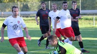 Die SGM Weikersheim/Sch./L. II kam beim TSV Althausen/Neunkirchen (weiße Trikots) nicht über ein 1:1 hinaus.