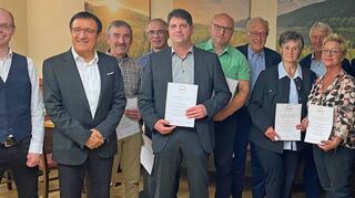 Ehrungen beim Wertheimer CDU-Stadtverband: Das Bild zeigt (von links) den Stadtverbandsvorsitzenden Jochen Wältz, den CDU-Kreisverbandsvorsitzenden Dr. Wolfgang Reinhart, Manfred Köhler, Jürgen Steinruck, Helmut Ballweg, Bernd Weigand, Gerhard Schwend, Gertrud Grein, Bernd Hartmannsgruber, Bärbel Diehm, Konrad Schlör, Alfons Göpfert, Erich Saur, Andreas Kärcher und Werner Honeck.