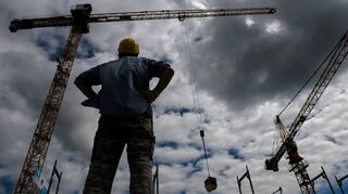 Dunkle Wolken über dieser Baustelle: Energie- und Wirtschaftskrise, steigende Kosten und Zinsen sowie die Inflation sorgen für erste Spuren im Bausektor.