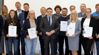 Stadtradeln-Prämierung 2022 im Landratsamt des Main-Tauber-Kreises mit den anwesenden Prämierten sowie den Partnern und Sponsoren zusammen mit Landrat Christoph Schauder.