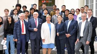 Studierende und Mitarbeitende des Studienkollegs gemeinsam mit (von links): Dr. Manfred Wittenstein, Oberbürgermeister Udo Glatthaar, Rektorin Prof. Dr. Gabi Jeck-Schlottmann, Präsidentin Prof. Dr. Martina Klärle, Campusleiter Prof. Dr. Seon-Su Kim, Ralf Sturm (ebm-papst) und Projektleiter Prof. Dr. Axel Gerloff.