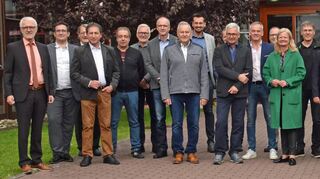 Die Jubilare, die der Firma Weinig seit 40 Jahren die Treue halten, zusammen mit der Firmenleitung, Führungspersonal, Betriebsratsvorsitzendem, Bürgermeisterin und Erstem Landesbeamten.