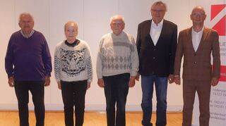 Ehrungen bei der Familienheim-Baugenossenschaft: Das Bild zeigt (von links): Aufsichtsratsvorsitzenden Hubert Mühling, Josef Gutsche, Helene Wiebe, Otto Kühn, Thomas Jurgovsky und den nebenamtlichen Vorstand Markus Günther.