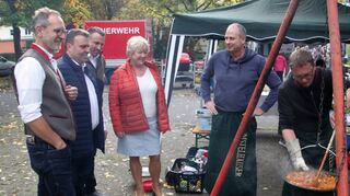 Beim „1. Bälmer Gulasch-Fest“ des Heimat- und Kulturvereins in Unterbalbach wurde an den sechs Teamständen emsig geschnippelt und gekocht.