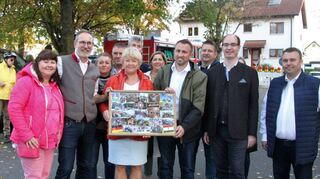 Als Gastgeschenk überreichte Rátkas Bürgermeisterin Valeria Sandorne Tirk an Andreas Buchmann, Vorsitzender des Heimat- und Kulturvereins (Zweiter von links), und Ortsvorsteher Jürgen Segeritz (Vierter rechts vorne) eine Bildtafel. Mit dabei unter anderem Richárd Tircsi, Leiter der Hauptabteilung für Nationalitätenkontakte im Ministerpräsidentenamt in Budapest, und Bürgermeister Dr. Lukas Braun.
