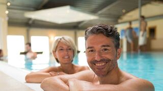 Die großen Schwimmbecken laden ein.