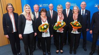 Im Rahmen einer Feierstunde im Sitzungssaal der Volksbank Franken, wurden Mitarbeiter für langjährige Betriebszugehörigkeit geehrt: Claudia Thieme, Dagmar Kraft, Irmgard Schweizer, Michael Herold, Klemens Gramlich für 40-jährige Mitgliedschaft. Ferner auf dem Bild zu sehen: Bankdirektorin Karin Fleischer, Rainer Kehl und Betriebsratsmitglied Mareike Beeser, sowie die Bürgermeister Markus Günther und Roland Burger.