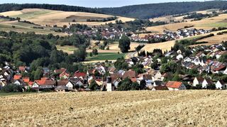 Dank der Eingemeindung vor 50 Jahren ist Neunkirchen (im Bild zusammen mit Althausen im Hintergrund) durch die Erschließung von Baugebieten auf rund 1000 Einwohner gewachsen. Rückblickend auf die einst selbstständige Gemeinde wären Projekte in dieser Größenordnung „sicherlich so nicht realisierbar gewesen“, stellt Ortsvorsteher Josef Wülk fest.