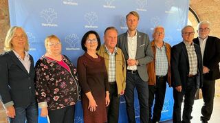 Mit einem Blick in die berufliche Biografie und persönlichen Worten verabschiedete der OB die Mitarbeiterinnen und Mitarbeiter in den Ruhestand.