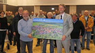 Anlässlich „50 Jahre Eingemeindung Sachsenhausen in die Stadt Wertheim“ überreichte Oberbürgermeister Markus Herrera Torrez ein Luftbild der Ortschaft mit persönlicher Widmung an Ortsvorsteher Udo Beck. Anschließend feierte man das Jubiläum zusammen mit dem Ortschaftsrat und den Bürgern.