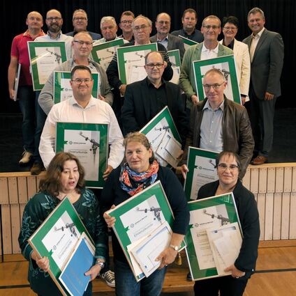 Geehrte der Firma König & Meyer, die zwischen für 25 bis 45 Jahre dem Unternehmen angehören, zusammen mit der Geschäftsleitung und dem Betriebsratsvorsitzenden.