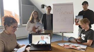 Die Auszubildenden Joshua Kahl (Zweiter von rechts), Marian Schmitt (Dritter von links), Juliana Frei (Zweite von links) und die Studentin Nina Trabold (per Teams zugeschaltet) sind glücklich, dass „nei g’schaut“ nun fertig ist. Im kommenden Jahr machen auch die neuen Azubis Dilara Demirag (links) und Luke Herrick (rechts) beim Ausbildungsrojekt mit.