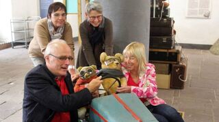 Sammler Lutz Reike mit Ehefrau Claudia (vorne) sowie Monika Menth von der Schlossverwaltung (hinten links) und Ausstellungsorganisatorin Elfriede Rein.