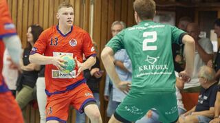 Ein Einsatz von Niklas Fries (links, hier gegen den Fürther Fabian Beye) ist beim TVG fraglich.