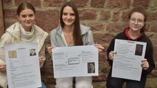 Sie sind in der Rittergasse beim Stolperstein-Projekt dabei: Die Zehntklässlerinnen Jana Gersitz, Marija Samaradzija und Julia Erbes.