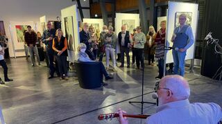 Mit Improvisationstalent und sehr gut zum Stil der Ausstellung passender Jazzmusik umrahmte Heinz Lill die Vernissage im „Juki“.