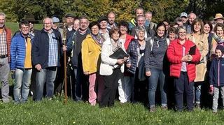 Die versammelten Chöre an der zweiten Station. In zwei Liedern dankten sie für die Wunder der Schöpfung.