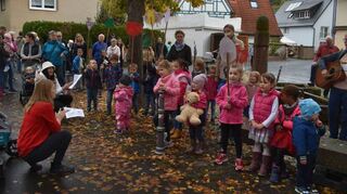 Die Kindergartenkinder begrüßten die Gäste des Künstler- und Handwerkermarkts in Eichel musikalisch.