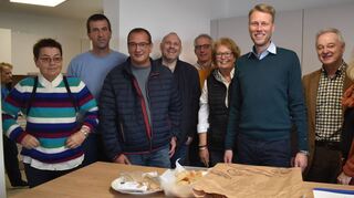 Sie freuen sich über die neuen Räume, besonders die Küche (von links): Stadtteilbeirätin Margarethe Tilly, Udo Diehm, der im Auftrag der Vereine die Bauarbeiten begleitete, Stadtteilbeiräte Helmut Weis und Frank Merklein, Stadtteilbeirätin Barbara Lotz, Oberbürgermeister Markus Herrera Torrez, Stadtteilbeiratsvorsitzender Roland Olpp und Stadtteilbeirätin Stefanie Kuhn..