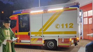 Das neue Einsatzfahrzeug bei der kirchlichen Segnung.