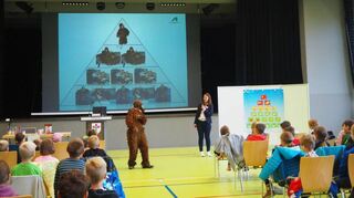 Grundschüler aus Schwarzach und Umgebung erhielten vom „inneren Schweinehund“ (Bildmitte) wichtige Tipps zum Thema Ernährung.