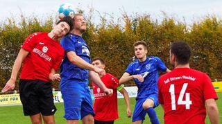 Deutlich Obenauf war der FC Hundheim/Steinbach (in Blau) im Duell gegen die SpG Dittwar/Heckfeld – und gewann 6:0.