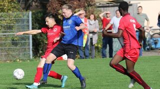 Phoenix Nagelsberg schlägt den SC Wiesenbach (in Blau) knapp mit 0:1.