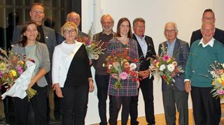 Der Vorsitzende des Freundeskreis-Vorstands, Leonhard Sackmann (rechts), überreichte Blumen an Elisa Heiligers (links) und Heinrich Koch (Vierter von rechts). Mit im Bild Bürgermeister Nick Schuppert (Dritter von rechts) und die Mitglieder von Vorstand und Beirat des Freundeskreises der Tauberphilharmonie.
